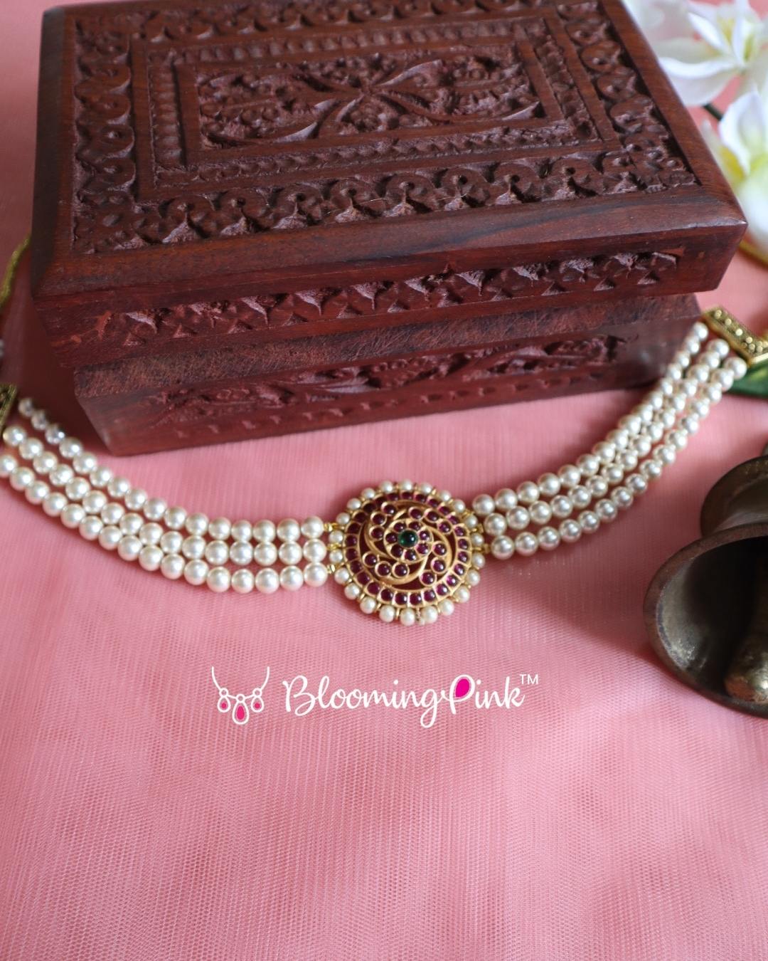Lakshana Pearl Choker
