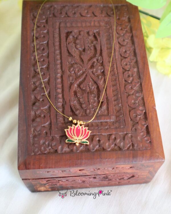 Single Lotus Invisible Chain