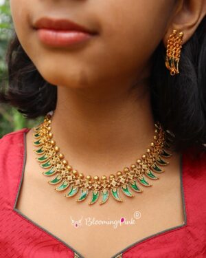 Green Paricha Short Necklace