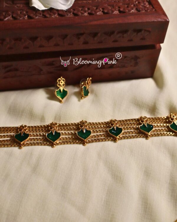 String Palakka Choker