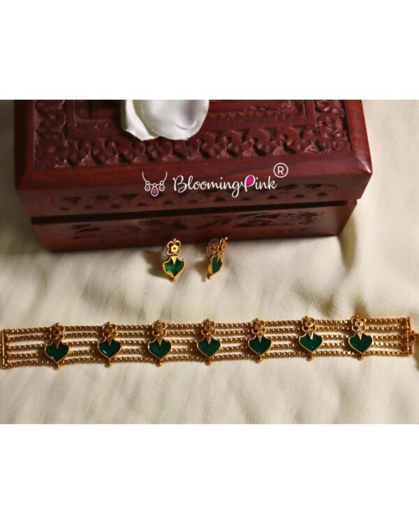 String Palakka Choker