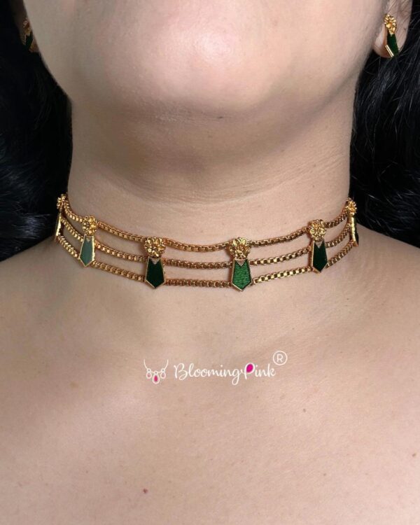 String Nagapadam Choker