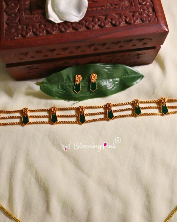 String Nagapadam Choker