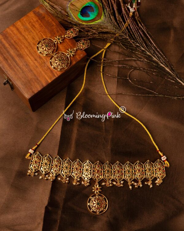 Flower Adukku Choker