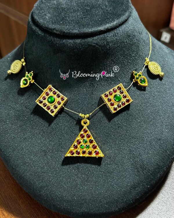 Invisible Triangle Kemp