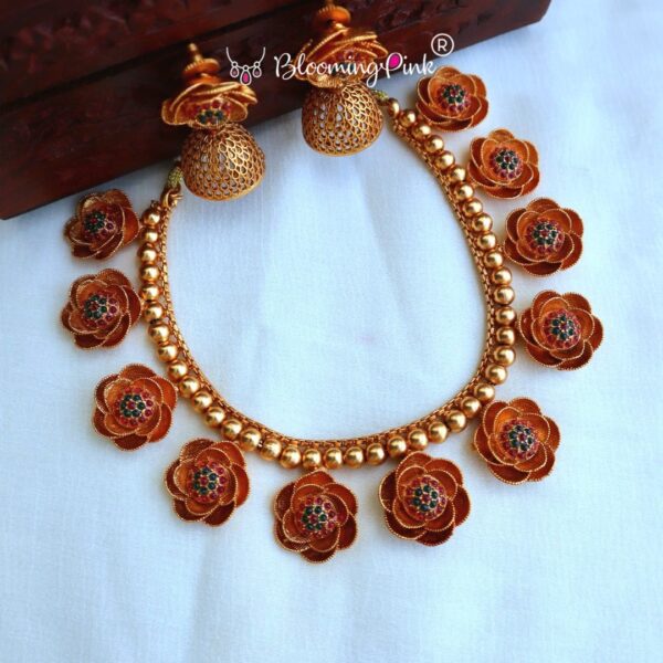 Mehendi Flower Short Necklace