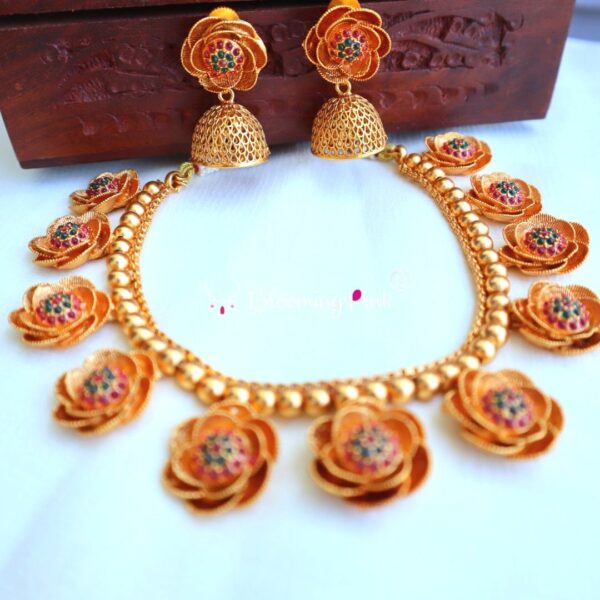 Mehendi Flower Short Necklace