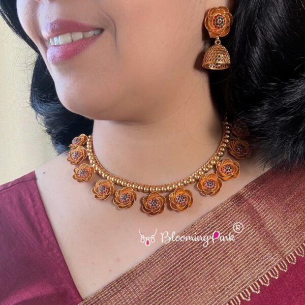 Mehendi Flower Short Necklace