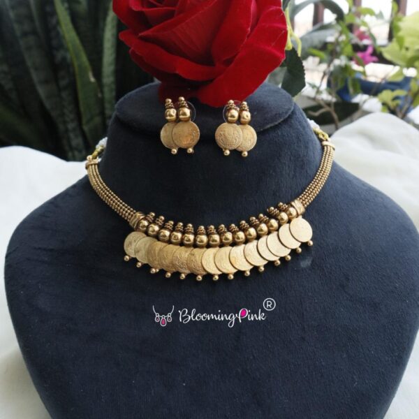 Adukku Kashu short necklace